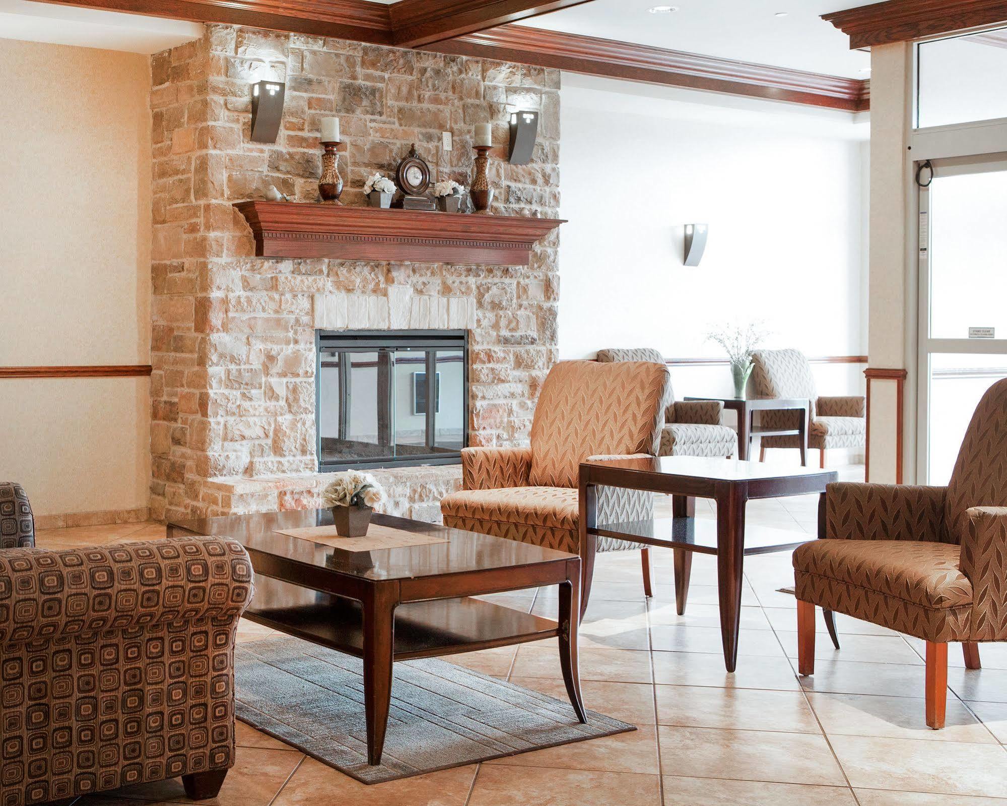 Holiday Inn Express & Suites Milwaukee Nw - Park Place By Ihg Exteriör bild
